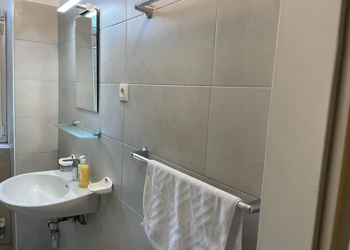 Modern Near Center 1br